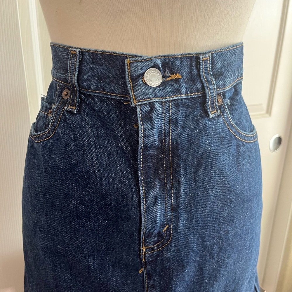 Item 085: EUC Levi’s Red Tab Denim Dark Wash Midi Skirt (Size 6) - Picture 2 of 6